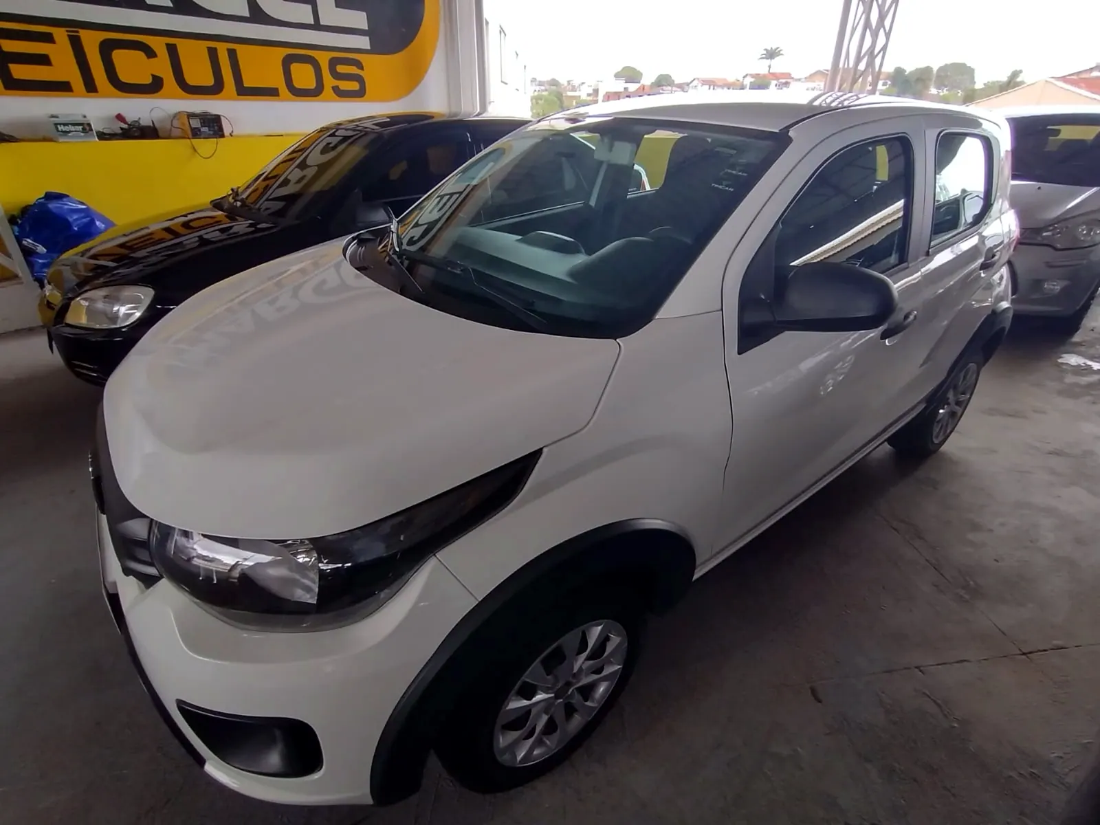 Fiat Mobi 2024 branco, foto 1 de 7