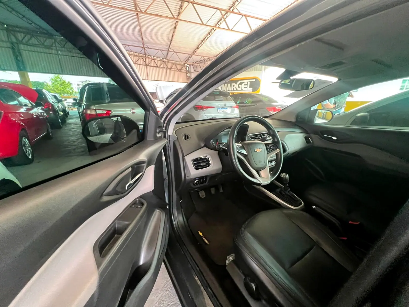 Chevrolet Onix 2019 cinza, foto 3 de 6