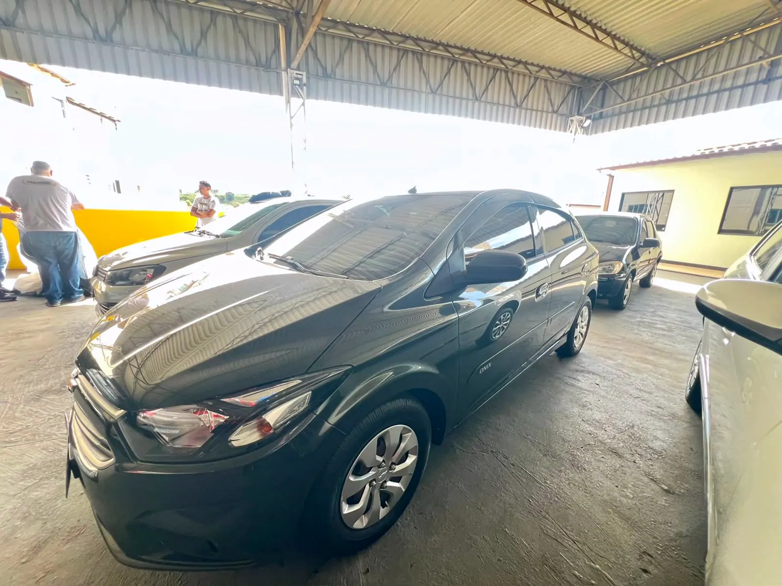 Chevrolet Onix 2019 cinza, foto 4 de 6