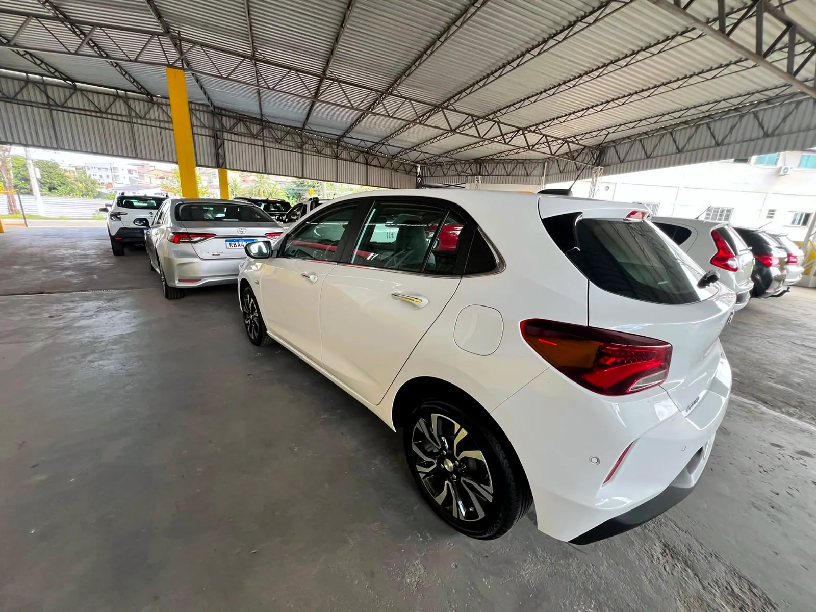 Chevrolet Onix 2025 branco, foto 3 de 6