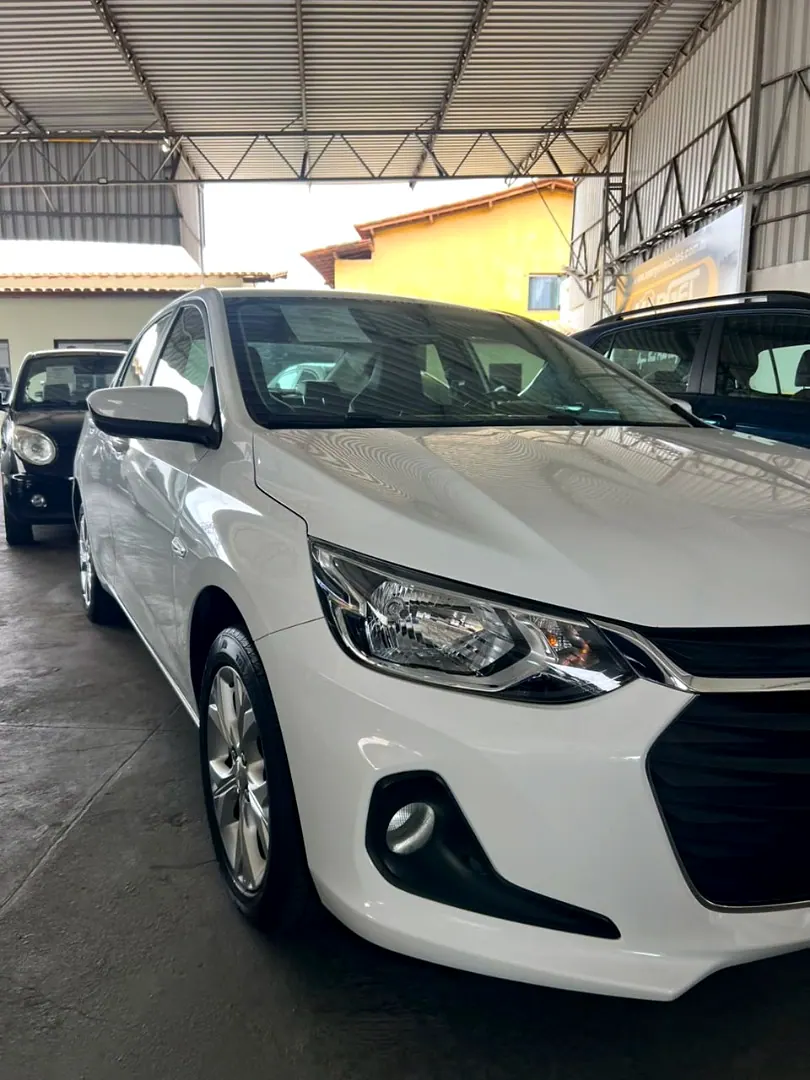Chevrolet Onix 2025 branco, foto 2 de 6