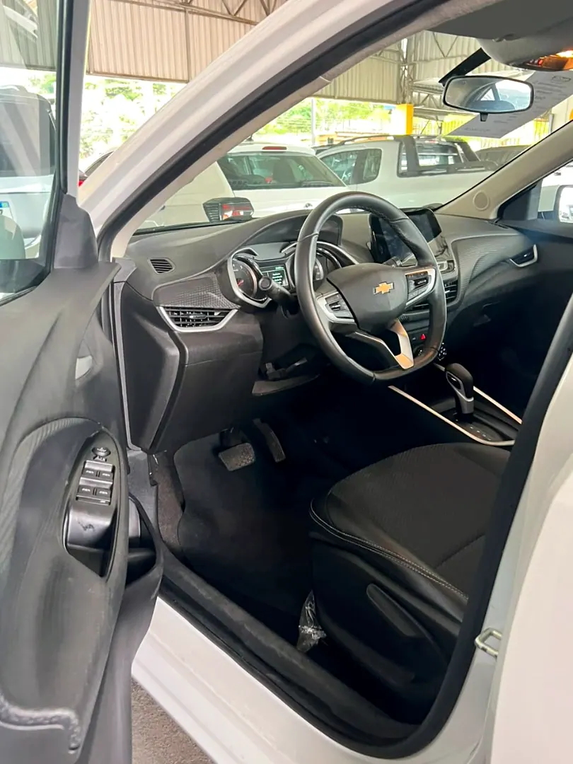Chevrolet Onix 2025 branco, foto 5 de 6